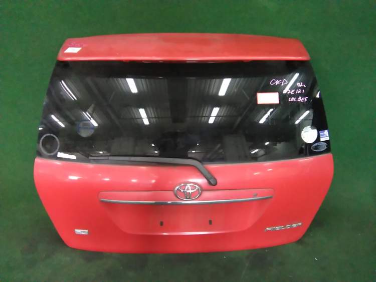 дверь пятая на 1nz-fe TOYOTA COROLLA FIELDER nze121 (Тойота Королла Филдер) красный задняя   