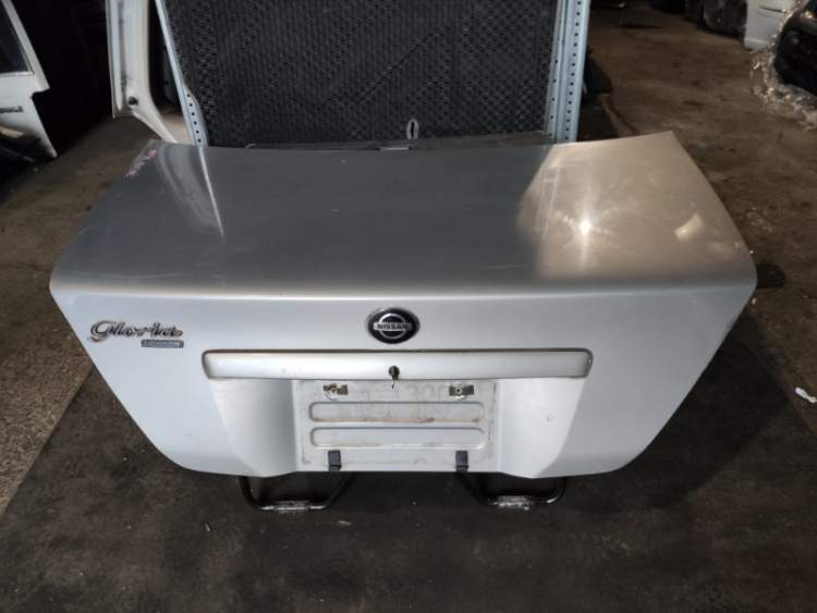 Крышка багажника Nissan Gloria HY34